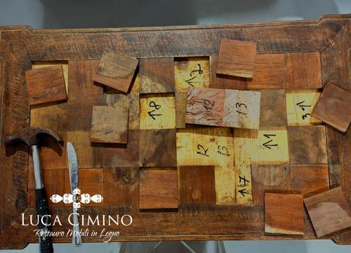 Consolidamento e Restauro Estetico di un Tavolino Molto Particolare:lavorazione mobile scacchiera 