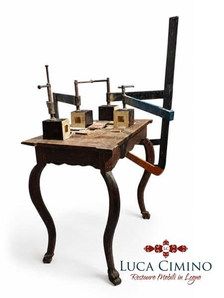 Consolidamento e Restauro Estetico di un Tavolino Molto Particolare: lavorazione mobile