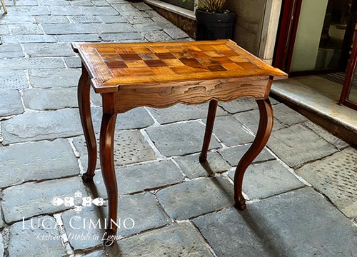 Consolidamento e Restauro Estetico di un Tavolino Molto Particolare: gambe mobile