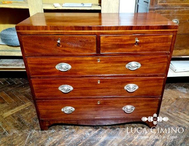 Antiquariato Genova: commode Giorgio III Antiquariato Genova: commode Giorgio III