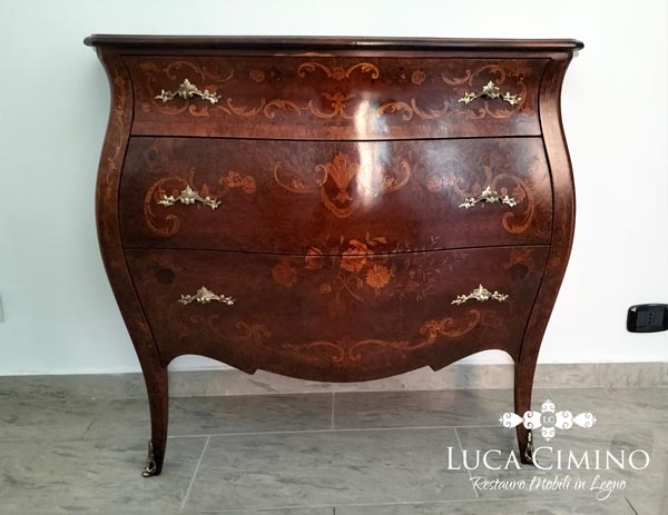 Lucidatura a gommalacca commode in stile novecento