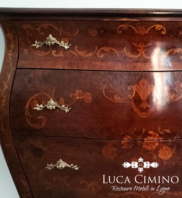 Lucidatura a Gommalacca Commode Luigi XV Genova Lucidatura a gommalacca commode Luigi XV Genova: vista nel dettaglio