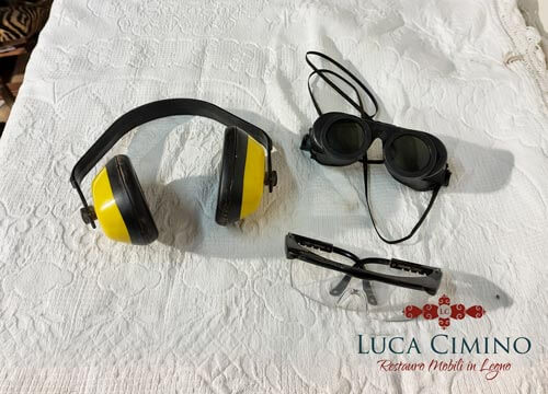 Restaurare mobili antichi in sicurezza: cuffie occhiali