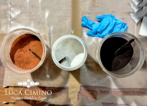 Restaurare Mobili In Legno A Genova: colori rame e marrone scuro