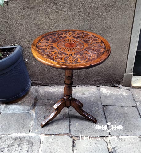 Restaurare mobili in legno Genova: lavorazione tavolino in noce finito