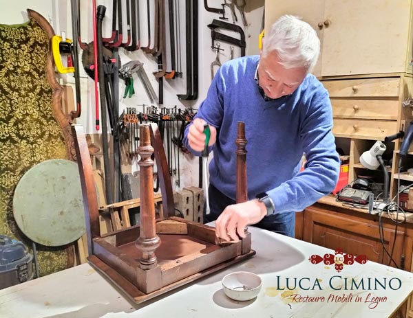 Restaurare Mobili in Legno Genova: signore che restaura sedia