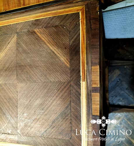 Restauro cassettone antico Luigi xvi Genova: dettaglio mobile Restauro cassettone antico Luigi xvi Genova: dettaglio mobile