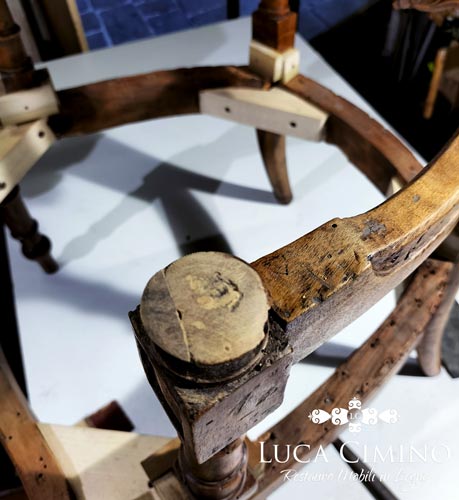 Restauro divano e poltrone antiche Genova: focus tarli