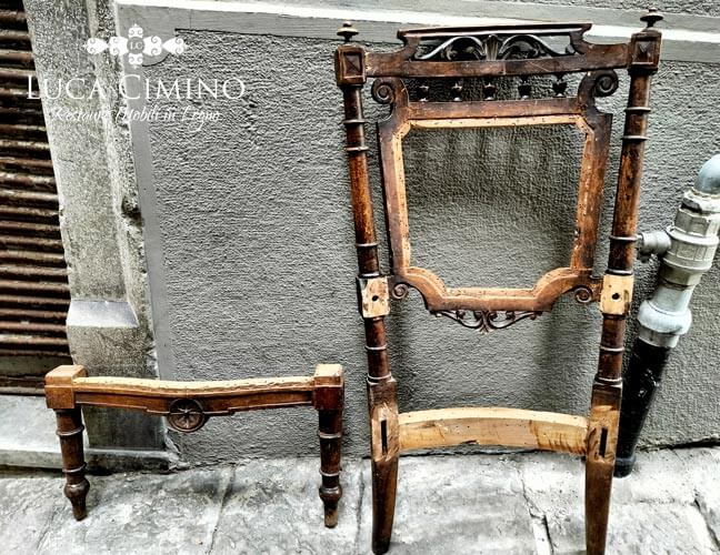 Restauro divano e poltrone antiche Genova: sedia smontata