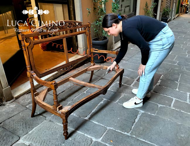Restauro divano e poltrone antiche Genova: tirocinante Anna Restauro divano e poltrone antiche Genova: tirocinante Anna