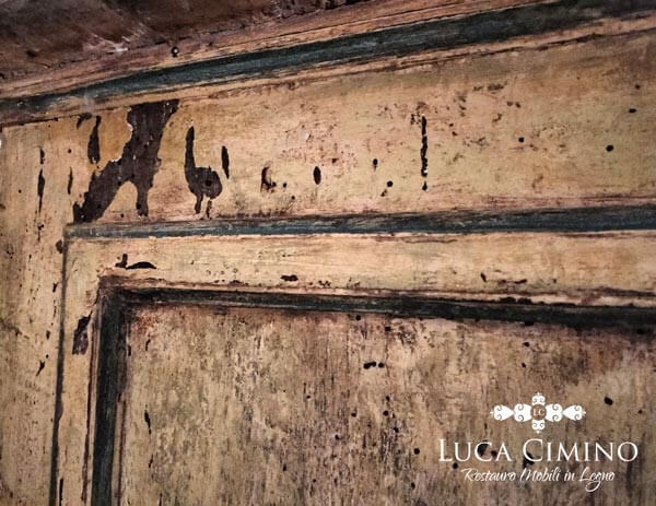 Restauro Mobile Laccato Genova: la Credenza del Centro Italia tarli da un'altro punto di vista