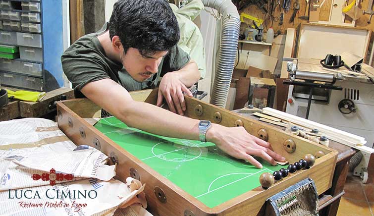Calcio-balilla da tavolo restaurato e si torna bambini Calcio-balilla da tavolo restaurato e si torna bambini
