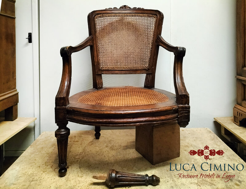 Restauro Poltrona Luigi Xvi Genova La Sostituzione Di Una Gamba 01