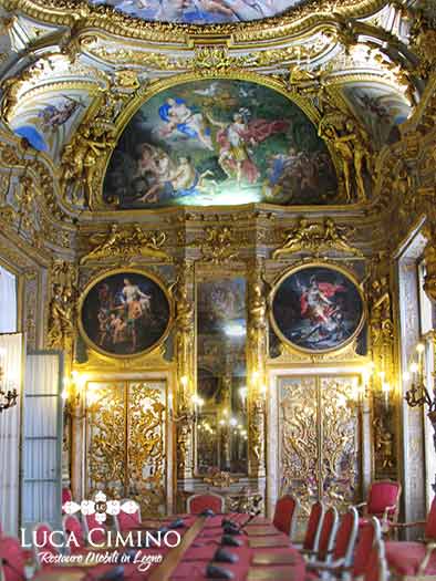 Restauro di una porta dorata alla Camera di Commercio Genova