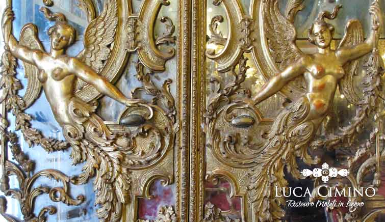 Restauro di una porta dorata alla Camera di Commercio Genova