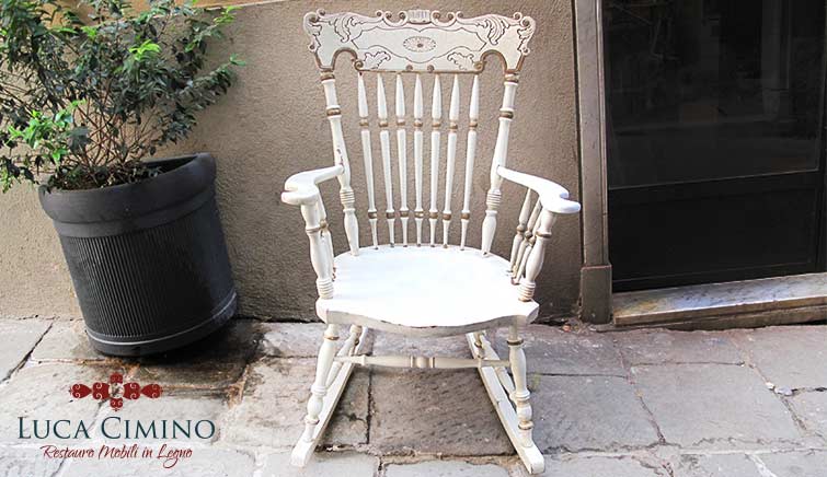 Restauro mobili antichi a Genova: come svecchiare una sedia a dondolo