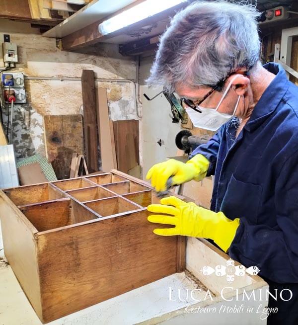 Stipo Antico In Rovere Genova Corso Di Restauro Emilio Restauro A Cura Di Emilio Per Lo Stipo Antico In Rovere Genova Levigatura Superficie Prima Della Verniciatura