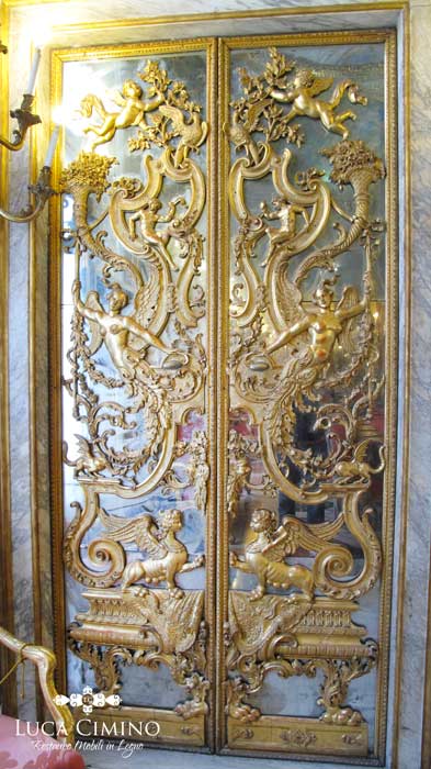 le porte dorate nella Galleria di Palazzo Carrega: oggi