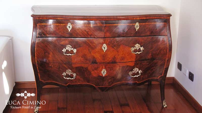 Restauro di un cassettone "quadrifoglio" genovese Restauro di un cassettone "quadrifoglio" genovese