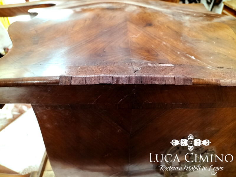 Restauro Comodino In Stile Barocchetto Genovese In Palissandro 02
