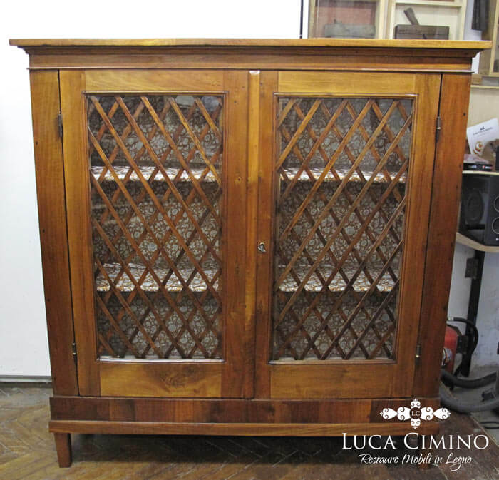 Restauro Credenza In Noce A Corpo Unico 01