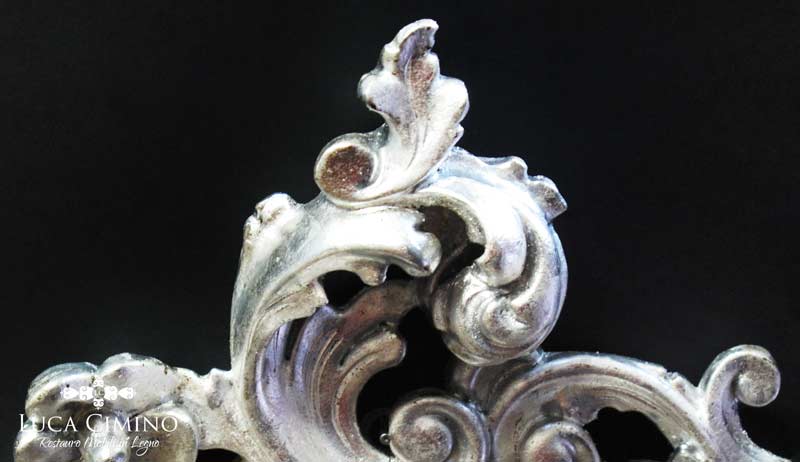 Restauro di una specchiera antica in foglia d’argento