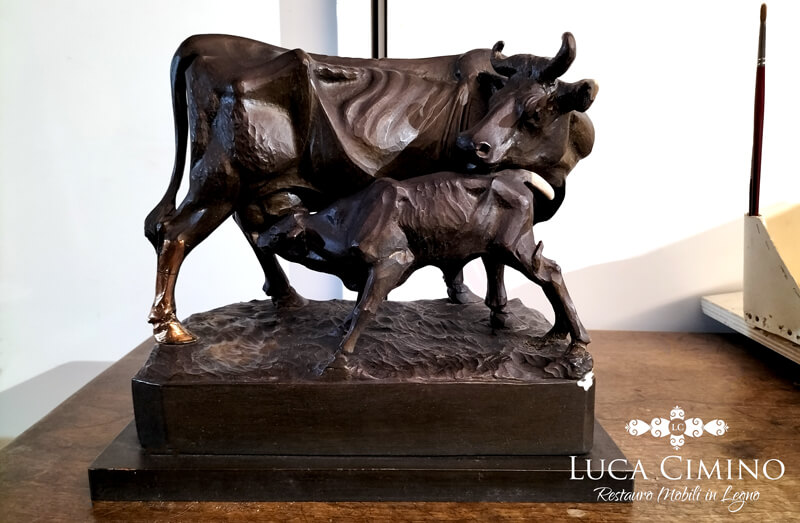 Scultura in Legno Genova - Statua di una mucca che allatta un vitello in legno Scultura in Legno Genova - Statua di una mucca che allatta un vitello in legno