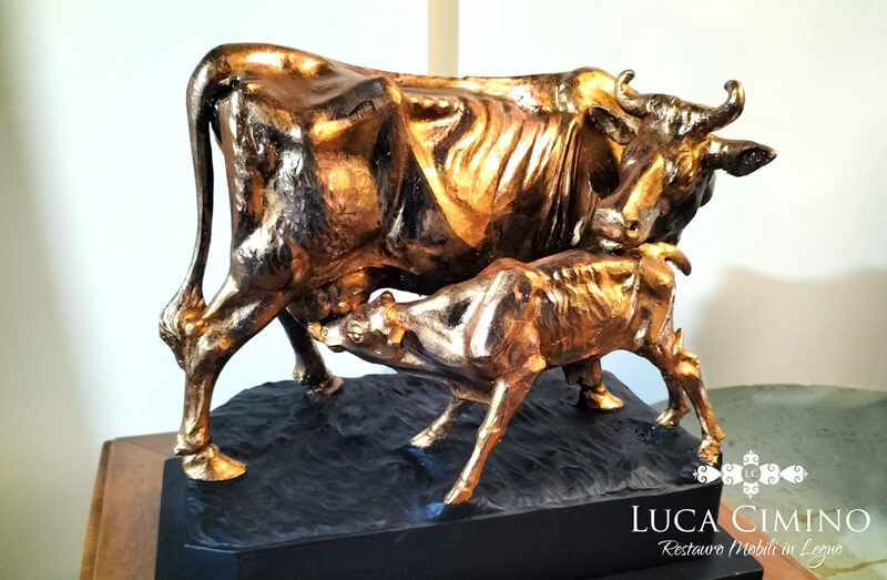 Scultura in Legno Genova - Ricostruzione con Laminazione in Bronzo Scultura in Legno Genova - Statua di una mucca con laminazione in bronzo