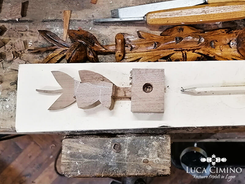 Arte dell’Intaglio Legno per Ricostruire una Parte Mancante