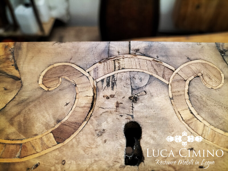 Restauro Cassettone Luigi Xv In Legno Di Ulivo Lastronato 01