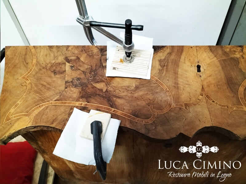 Restauro Cassettone Luigi Xv In Legno Di Ulivo Lastronato 04