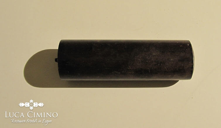 Ricostruzione parte mancante di un tavolino in legno Ricostruzione parte mancante di un tavolino in legno
