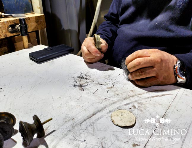 Restauro Comodino Stile Impero Genova: Pulizia Pomelli