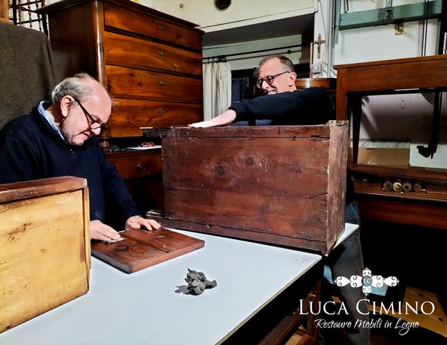 Restauro Comodino Stile Impero Genova: Corso Alberto