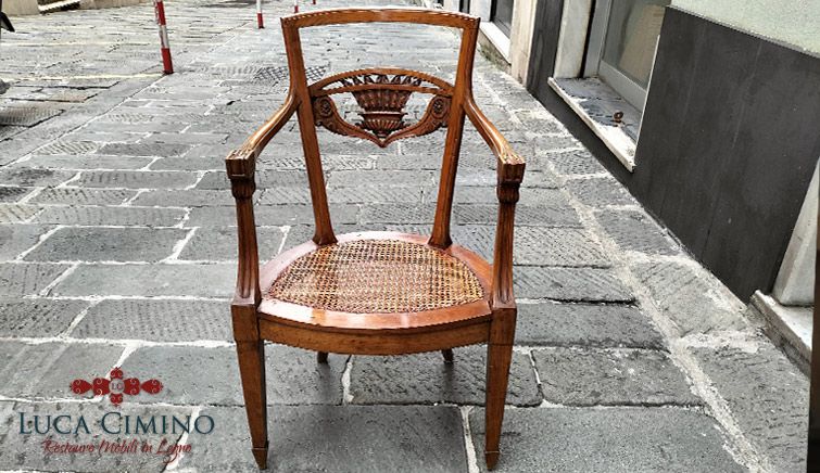 Consolidamento Telai Sedie Genova: poltrona impagliata in mezzo alla strada