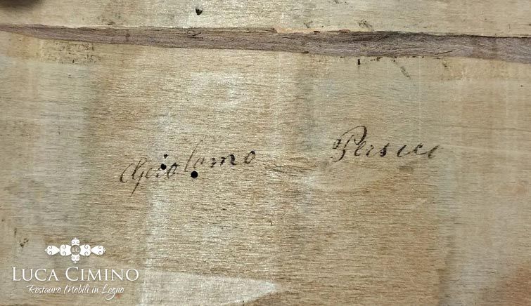 Girolamo Persici: pezzo di legno di un commode con la firma del ebanista incisa