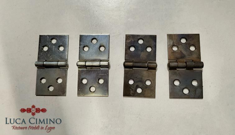 Patinatura Metalli Genova: cerniere in fila da nuove a ristorato
