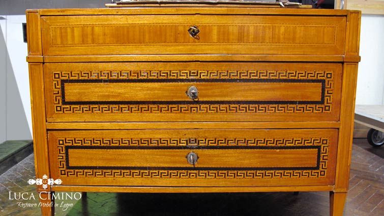 Restauro di un commode antico intarsiato a Genova