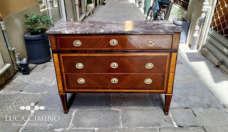Restauro Cassettone Antico Luigi XVI Genova: i Danni dell'Umidità