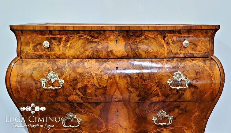 Restauro Cassettone Luigi XV in Legno di Ulivo Lastronato