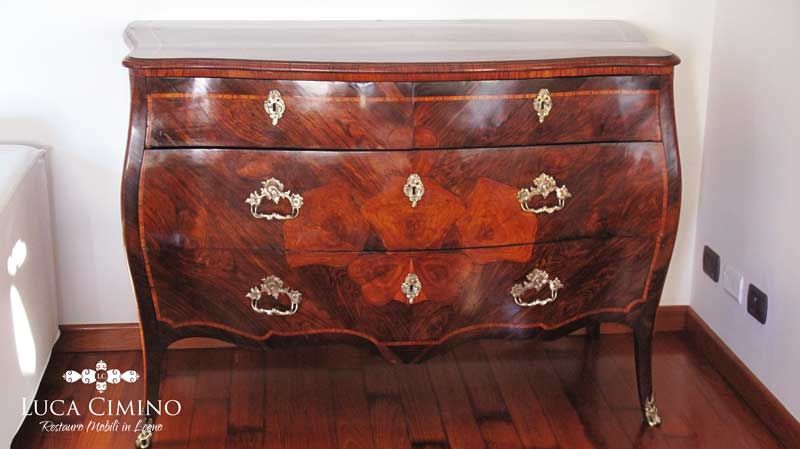 Restauro di un cassettone "quadrifoglio" genovese