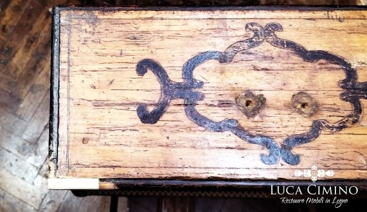Restauro Comò Antico Genova: un Cassettone in Stile Luigi XIV