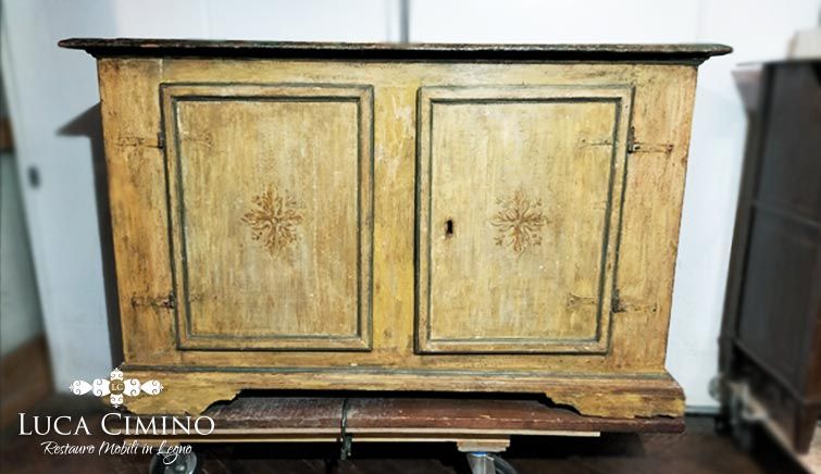 Restauro Mobile Laccato Genova: Mobile prima di essere ritoccato