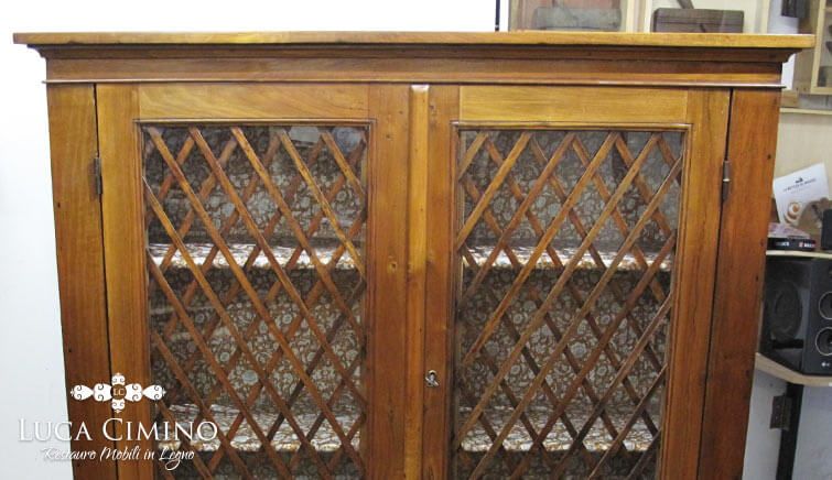 Restauro credenza in noce a corpo unico