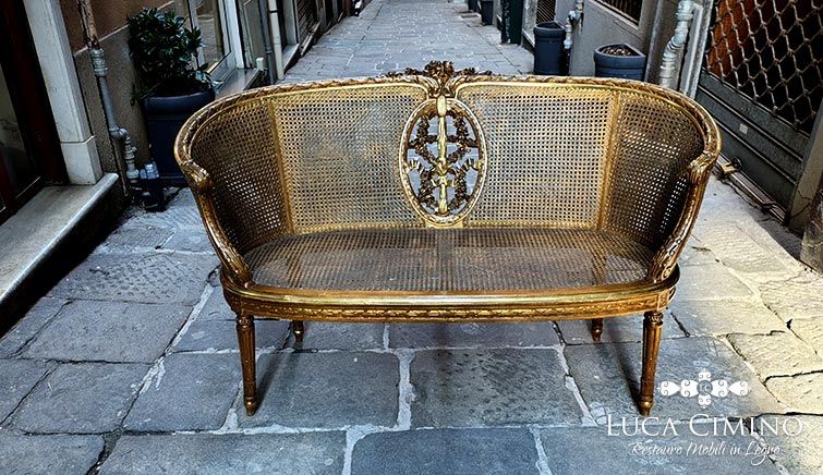 Restauro Divanetto Antico in Legno Dorato in Stile Luigi XVI