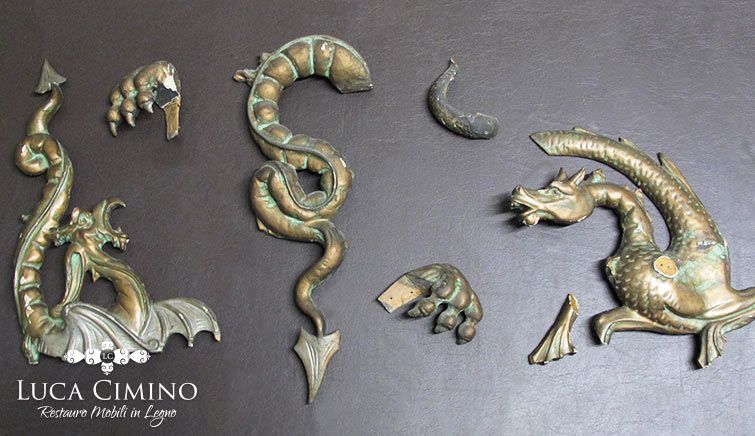 Restauro draghi gotici montati su una specchiera antica