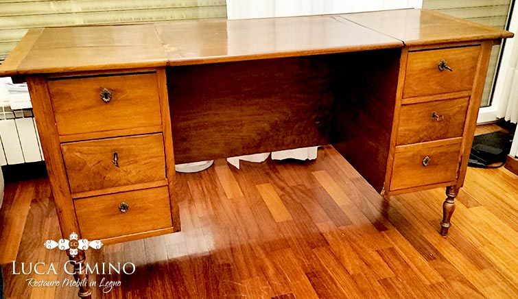 Restauro Scrivania in Noce Genova: Occuparsi di un Mobile di Affezione