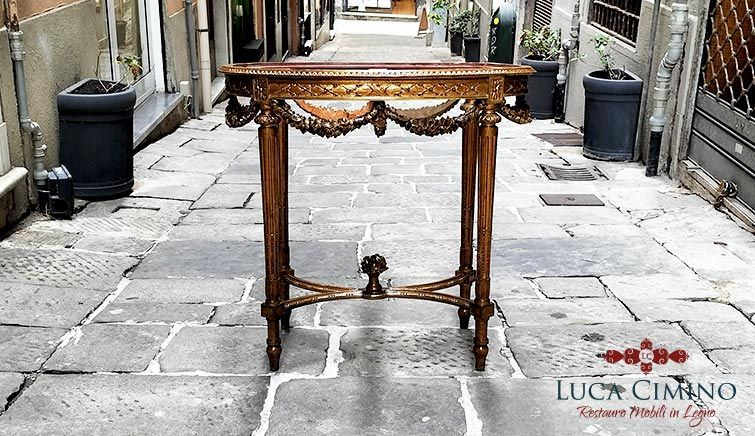 Restauro Tavolino Dorato Genova: il Salotto in Stile Napoleone III
