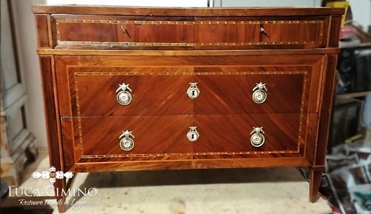 Ritocco Pittorico Restauro Mobili Genova: il Cassettone Luigi XVI dopo l'intervento a regola d’arte