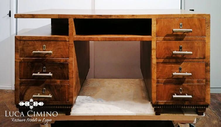 Scrivania in Radica di Noce Restaurata: il Regalo Perfetto